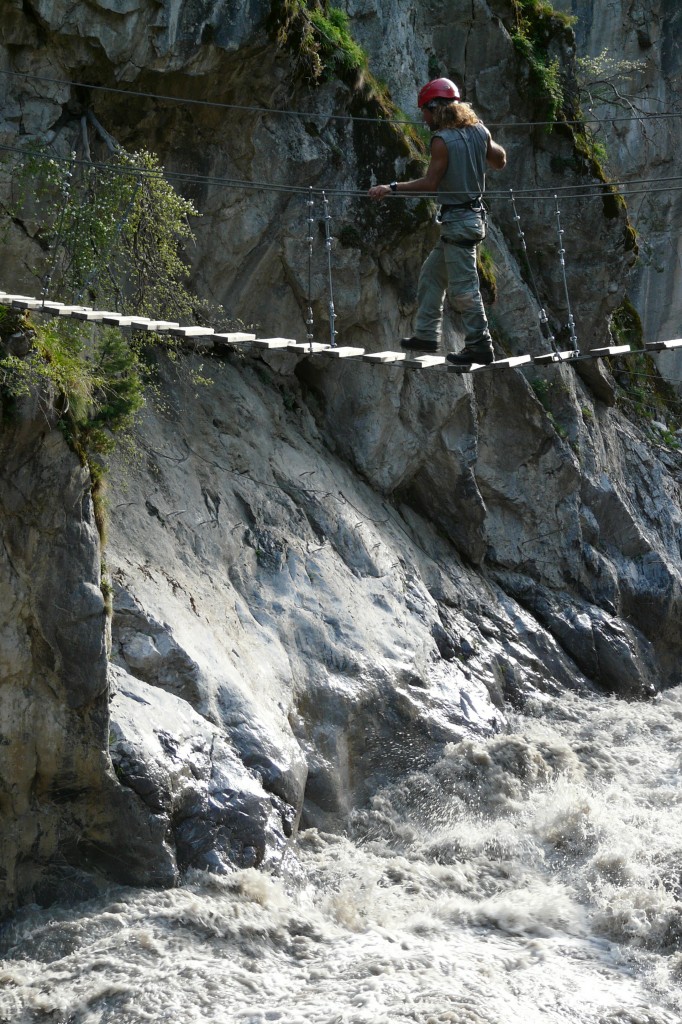Via Ferrata 1 John en train de passer un pont en via Ferrata
